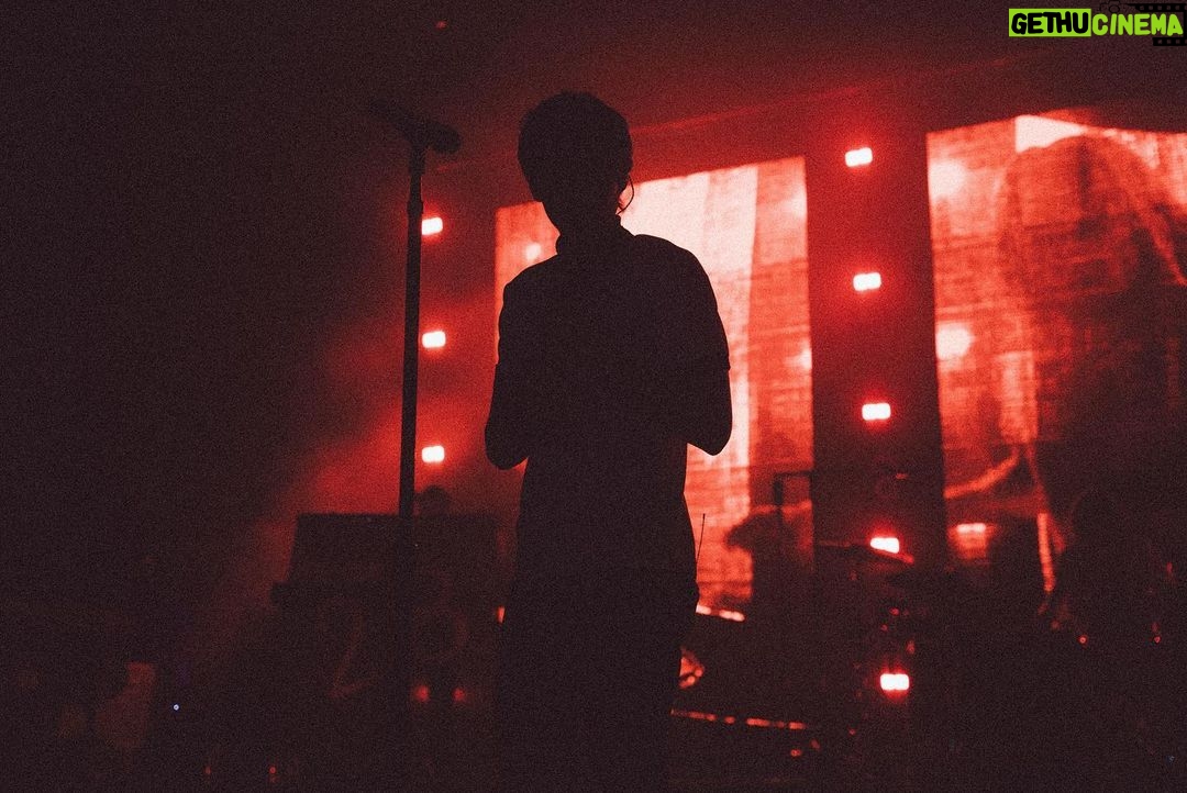 Louis Tomlinson Instagram - Incredible tour, with amazing people and an unbelievable crowd every single night!