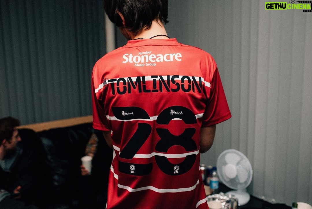 Louis Tomlinson Instagram - Incredible tour, with amazing people and an unbelievable crowd every single night!