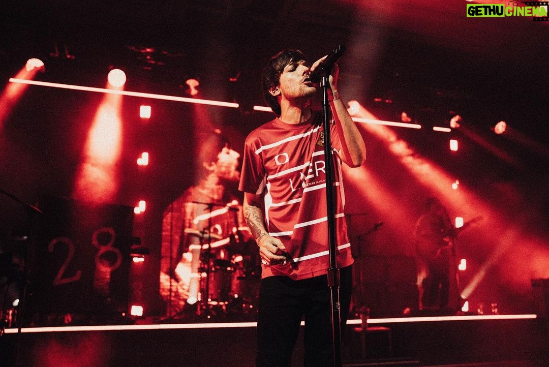 Louis Tomlinson Instagram - Incredible tour, with amazing people and an unbelievable crowd every single night!