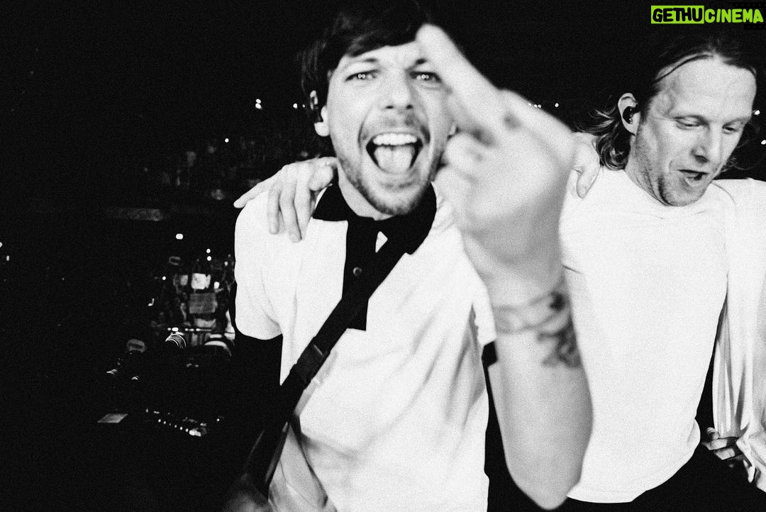Louis Tomlinson Instagram - Incredible tour, with amazing people and an unbelievable crowd every single night!