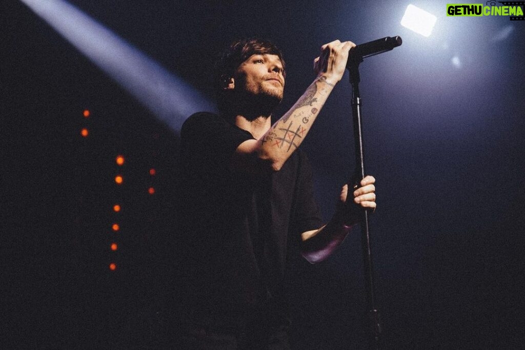 Louis Tomlinson Instagram - Unbelievable start to tour! The support has been amazing. Roll on Europe l!!