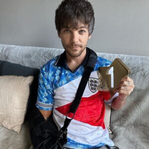 Louis Tomlinson Instagram - Broken arm but number 1 in the UK. Can’t quite believe it!