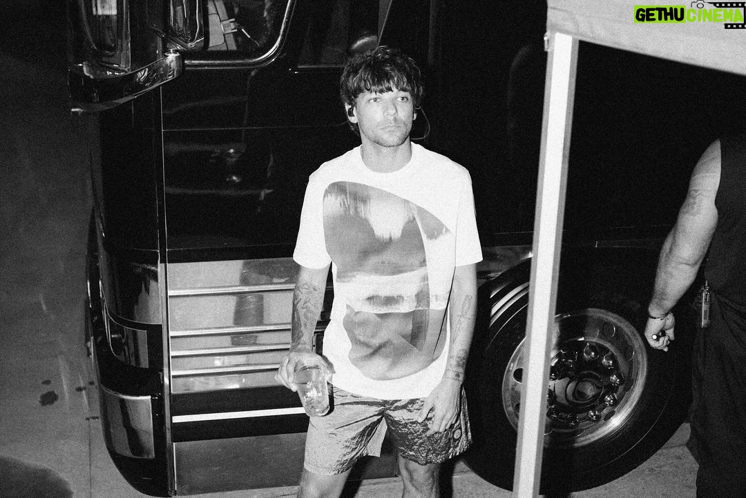 Louis Tomlinson Instagram - What a year it’s been. Thank you to everyone who made it special! Can’t wait for 2024!