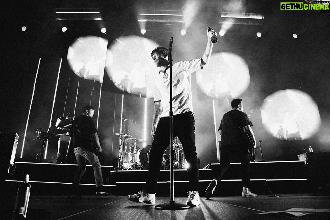 Louis Tomlinson Instagram - What a year it’s been. Thank you to everyone who made it special! Can’t wait for 2024!