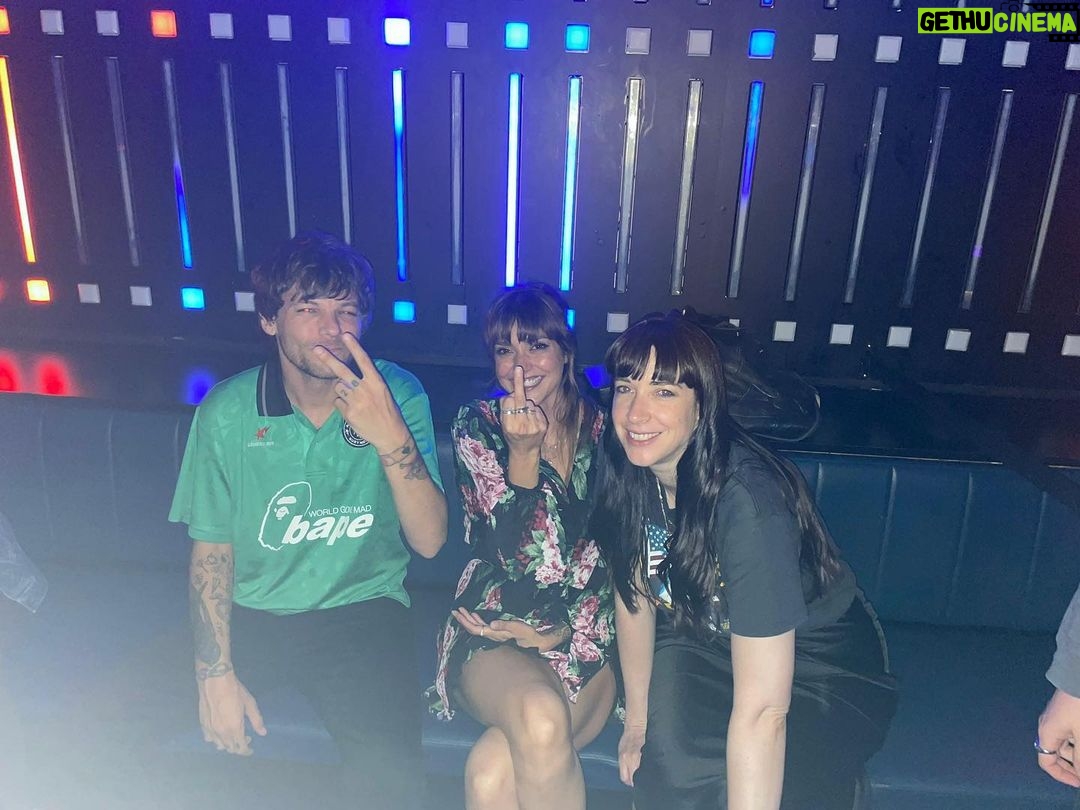 Louis Tomlinson Instagram - Been an amazing last couple of weeks. So lucky to tour with such a great group of people! Can’t wait for the rest!