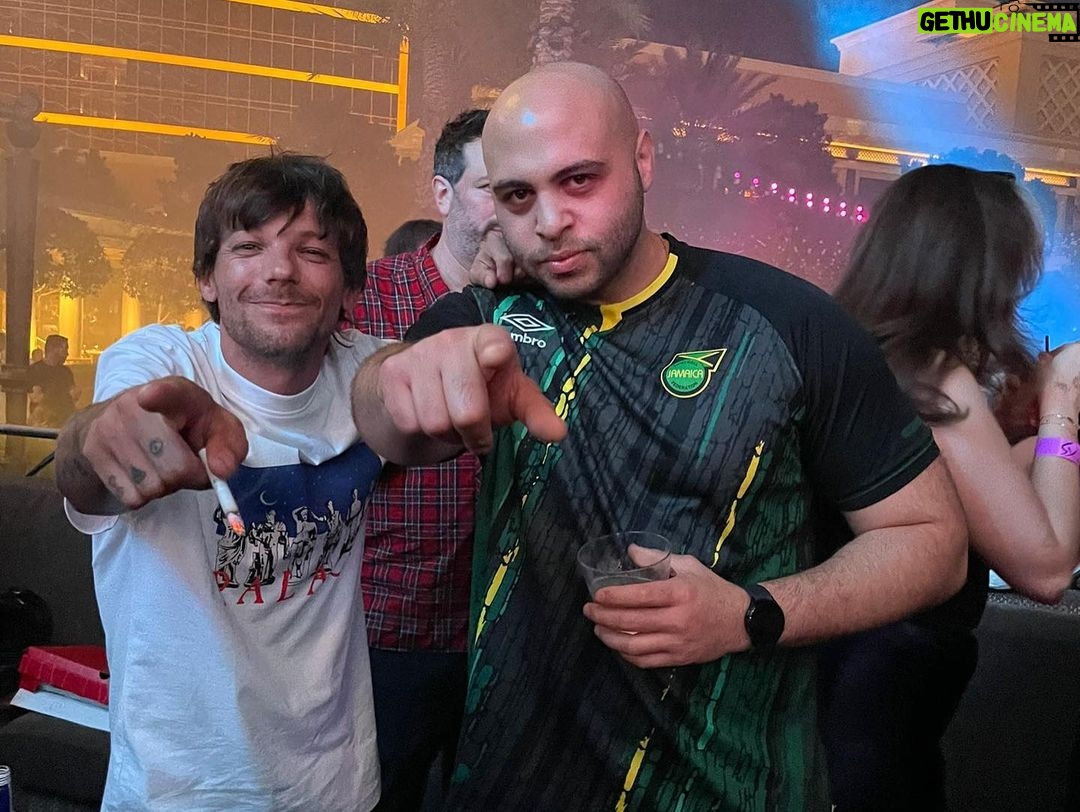 Louis Tomlinson Instagram - Been an amazing last couple of weeks. So lucky to tour with such a great group of people! Can’t wait for the rest!