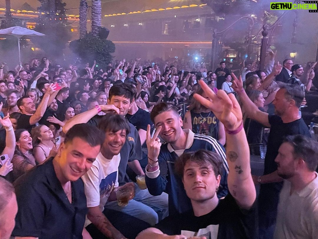 Louis Tomlinson Instagram - Been an amazing last couple of weeks. So lucky to tour with such a great group of people! Can’t wait for the rest!