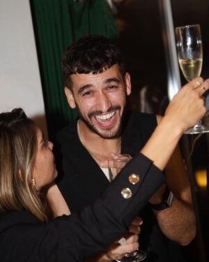 Luís Marvão Instagram - 3 2 🎂
Mais um ano de felicidade celebrada com as pessoas que amo e que bom que isso é! Fui rodeado de Amor e de boa energia e quis retribuir, cantando para todos e mostrando um pouco mais da minha alma. Quero agradecer a toda a gente que esteve presente e se deu para uma celebração tão especial e a todas as pessoas que tiraram um bocadinho do seu dia para me dar os parabéns! @envylisboa obrigado por terem organizado uma das melhores festas que já tive! @mafalda_rodrigues obrigado por seres a melhor pessoa que conheço e a minha pessoa favorita e me dares força para sonhar todos os dias! Obrigado família por serem família e obrigado a todos os amigos que se tornaram família! Com vocês a vida é tão mais bonita! OBRIGADO 🧡
📸 da sempre incrível @margaridaespanha