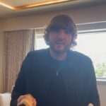 Luís Marvão Instagram - Que sonho @jamesarthur23 🙌🏻🙌🏻🙌🏻🙌🏻 Ainda não consigo tirar o sorriso e os meus músculos da cara doem de felicidade! Hoje tive a oportunidade de entrevistar o @jamesarthur23 e ele disse que foi a melhor entrevista ever 😱😱! Whatttt!!?!?!!!? Am I dreaming? 🥹 Claro que ajudou levar uns pasteiszinhos de nata e o vinho do meu sogro 😌 Entretanto vou postar o vídeo da entrevista completa para saberem mais sobre e para perceberem a coincidência que foi em ter levado os pastéis! Que momento incrível, que certamente irei recordar sempre com este sorriso que faz doer o músculo. 😍 #jamesarthur #entrevista Lisbon, Portugal