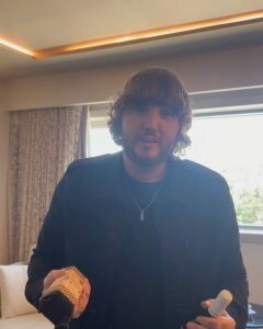 Luís Marvão Instagram - Que sonho @jamesarthur23 🙌🏻🙌🏻🙌🏻🙌🏻 Ainda não consigo tirar o sorriso e os meus músculos da cara doem de felicidade! Hoje tive a oportunidade de entrevistar o @jamesarthur23 e ele disse que foi a melhor entrevista ever 😱😱! Whatttt!!?!?!!!? Am I dreaming? 🥹 Claro que ajudou levar uns pasteiszinhos de nata e o vinho do meu sogro 😌 Entretanto vou postar o vídeo da entrevista completa para saberem mais sobre e para perceberem a coincidência que foi em ter levado os pastéis! Que momento incrível, que certamente irei recordar sempre com este sorriso que faz doer o músculo. 😍 #jamesarthur #entrevista Lisbon, Portugal