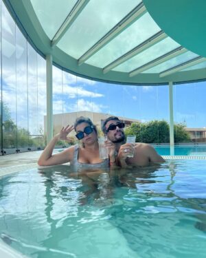 Luís Marvão Instagram - A ressacarmos de todo o amor do dia de ontem.
E a vivermos a ressaca de hoje. ✌️
@whiteshellbeachvillas era disto que precisávamos: tranquilidade. Água . E um jacuzzi.