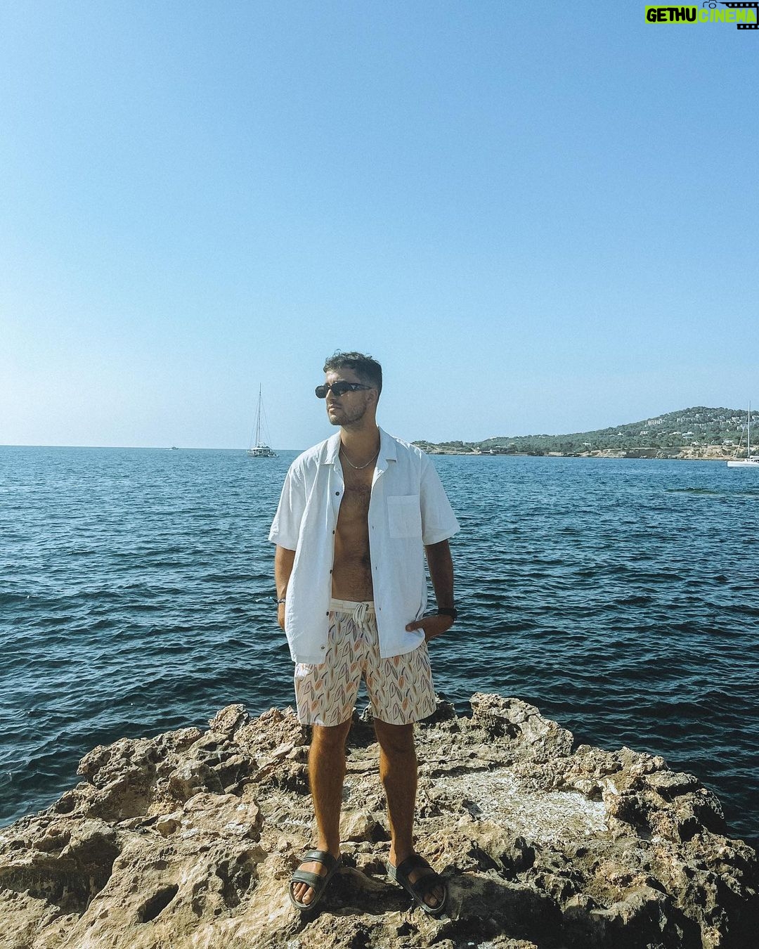Luís Marvão Instagram - A minha terapia ➡️ Ibiza uma vez por ano 🧡 Mesmo assim pesquisei umas quotes de ibiza 😂 “Ibiza os always a good idea” ou "Ibiza, the island that whispers secrets to the wind and dances with the Waves” ➡️ concordo a 100%