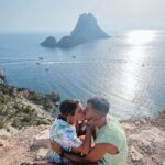 Luís Marvão Instagram - Sentimos que vir aqui é como o iniciar de um ciclo, de um novo ano. Refletimos sobre tudo o que passou, todos os desafios que tivemos, como os ultrapassámos, o que poderíamos ter feito melhor, o que podemos fazer de diferente e de que forma nos podemos tornar melhores, connosco e com os outros. A caminhada até ao miradouro surge como uma analogia à vida: às vezes é preciso penar um bocado para chegarmos ao sítio certo, a esta vista, a toda uma oportunidade imensa de possibilidades. Às vezes só não as estamos a ver e elas estão mesmo à nossa frente 🤍 #esvedra #ibiza #love #guicos Es Vedrá