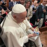 Luís Marvão Instagram - Orgulho é o que melhor descreve estas 4 fotografias 🧡 O Papa Francisco esteve ontem na igreja que o meu pai projectou e o meu pai pôde estar na sua presença! 🙏🏻🙏🏻🙏🏻 O Papa Francisco é para mim uma verdadeira inspiração, é um exemplo de Amor a todos, independentemente dos seus credos, de raças, de género, de orientação sexual. É puro no Amor e por isso uma pessoa tão importante na nossa sociedade! Está muito à frente da sua igreja que tantas falhas crucias tem e não tem medo de o dizer! 🫶🏻 De todos os locais com uma grande ação social e importantes para a comunidade, a Igreja de São Vicente de Paulo e a obra feita no bairro da Serafina foi o local escolhido e que benção que foi! Pai, tenho muito orgulho em ti, na tua obra e a felicidade que se vê na tua cara é a mesma com que fiquei quando vi esta fotografia! 🤍 Também deixo aqui o discurso do Papa neste dia para sermos próximos do próximo (tudo dito) 🙏🏻 #papa #papafrancisco #jmj #jmj2023