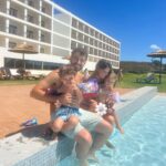Luís Marvão Instagram - O pensamento que tem passado pela nossa cabeça é que é muito desafiante ficarmos com os dois 24/24h mas estamos a criar memórias em família e a tentar aproveitar ao máximo estas férias os quatro. Se temos gritos na piscina logo de manhã? Temos. Se temos birras porque cortamos o pão e eles queriam inteiro ou porque queriam os dois carregar no botão do elevador? Temos. Se dormem 3h à tarde e ficámos sem fazer nada a tarde toda? Oh sim! Masssssss estes tempos não voltam e somos gratos pelos filhos felizes e carismáticos que estamos a criar 🤍 A última foto retrata aqueles segundos que tens de respirar e pensar que ainda falta um mês 😂 e no que mais fazer para os entreter 😅 Algarve Race Resort