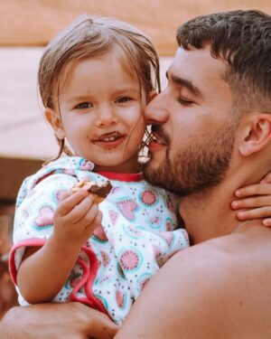 Luís Marvão Instagram - Se não for para estar de férias assim agarrado à minha Malu, nem me chamem 😍😍😍😍
Já a malu quer é chocolate 😂
📸 da nossa @brunarebelo__ph @_bruna_rebelo_