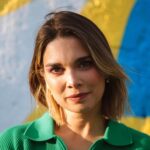 Luís Marvão Instagram - Post de apreciação à minha @mafalda_rodrigues (mais um, eu sei) 😍😍😍😍 Para quem não sabe a Maf canta desde criança (fez o mini chuva de estrelas, sendo a coisa mais fofinha do mundo), cantou muitas vezes ao vivo e na adolescência começou a cantar fado. Depois mais tarde com alguns Nãos, não se lembrou mais de cantar, ficou “magoada” com o canto. Com os musicais infantis voltou a olhar para o canto e a sentir felicidade em cantar. Há uns meses cheguei a casa nervoso com um convite: “Linda, o EP é todo para ti, a “Para Sempre” dá o nome ao projecto, será que queres cantar comigo?”. A maf disse logo “sim homem, parecia que me ias pedir outra vez em casamento de tão nervoso que estás”, com toda a força do mundo como lhe é característico. Mais tarde, começou com as dúvidas a dizer que não era o melhor tom, que não ia ser capaz… Mas entrou em estúdio e fez magia com a ajuda do grande @aryrafeiro ✨ Este ano tem sido um ano de vencer medos, de seguir em frente sem olhar para trás e quem quiser perceber isso e conhecer um bocadinho da Mafalda que eu vejo todos os dias e que amo tanto, só tem de a ouvir a cantar a nossa música “Para Sempre” ou no podcast “N’A Caravana” da @ritaferroalvim . Que orgulho ver te a largar todas as amarras e a mostrar a pessoa tão bonita, generosa, amável, forte, vulnerável, lutadora que tu és! ♾️ És o nosso orgulho e só te posso agradecer: OBRIGADO 🧡🧡🧡🧡 📸 @margaridaespanha