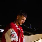 Luís Marvão Instagram - A “Perto de Mim” é paixão, é conhecer alguém especial e achar que já a conhecemos desde sempre, é conectar todos os pontos que achámos que não iam ser conectados! 😍 O videoclipe chega hoje às 13:13 ao YouTube com realização do @edgar.e.s , fotografia do @jcarneiro.dop e produção da @wearezof e tenho muito a agradecer por este trabalho fantástico! Uma relação é também a construção de uma casa para esse Amor e os 3 vídeos simbolizam isso mesmo! Espero que gostem, ouçam muito, vejam muito e partilhem muito! Obrigado por tudo! 🫶🏻🫶🏻🫶🏻 Link para o videoclipe na bio ✌️