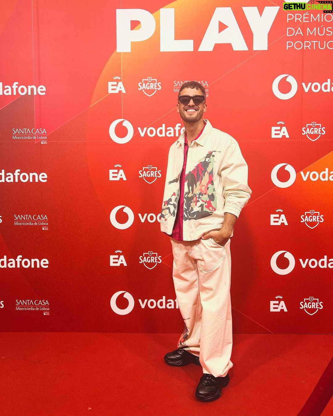 Luís Marvão Instagram - A espalhar cenário nos @playpremiosdamusicaportuguesa 🙌🏻🙌🏻🙌🏻 👔 @duartebrand 👟 @exceedshoethinkers Coliseu dos Recreios