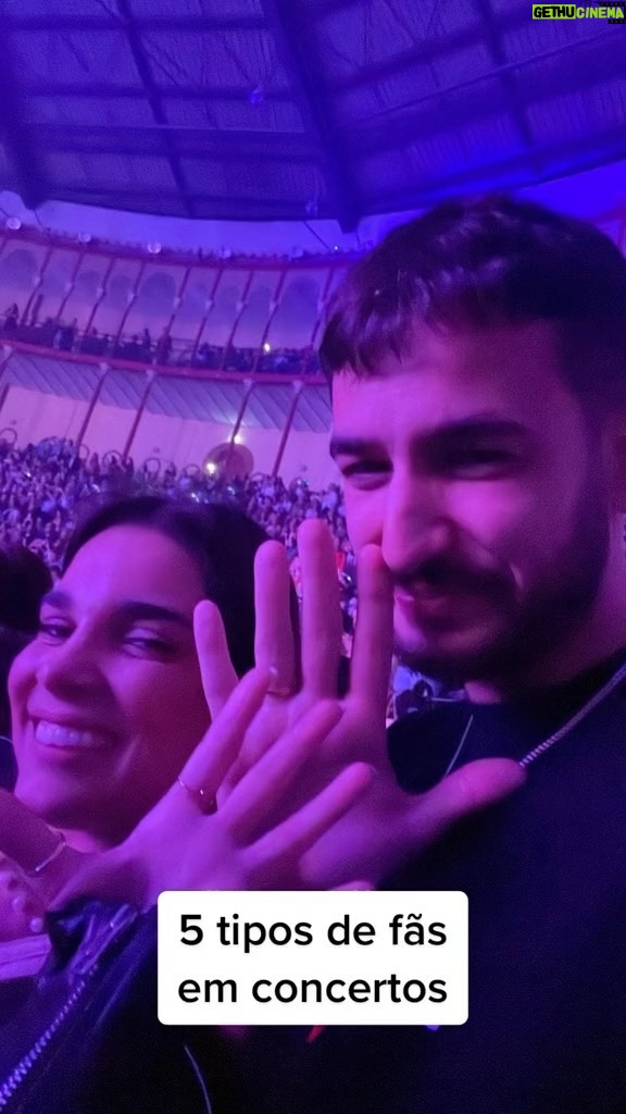 Luís Marvão Instagram - 5 tipos de fãs em concertos 😂😂😂 A pedido de várias famílias, dos stories para o perfil. Concordas com estes 5 tipos ou tens outros? Qual o fã que gostas mais? 🙌🏻🙌🏻🙌🏻 Se por acaso conheceres algum destes fãs identifica aí 😂 @calema507 #5tiposdefãs #calema #naoresisti