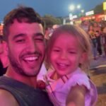 Luís Marvão Instagram - Primeiro festival dos nossos 2 piratas! Se foi um desafio? Sim! Se valeu a pena? Valeu! 🙏🏻🙏🏻🙏🏻 Estamos sempre a querer construir diferentes memórias com eles (mesmo que isso signifique ter que explicar 1538 vezes que não podem correr quando estamos no meio duma multidão, ter que relembrar 300 vezes que se quiserem fazer xixi têm que nos avisar, etc etc) 🙃 Com isto tudo as nossas cavalitas foram casa para eles estes dias e apesar de todas as dores de costas, eles cantaram, dançaram e viram os artistas de muitas músicas preferidas deles e isso foi incrível!!! 😍😍😍 #soldacaparica #guicos #zema #malu Sol Da Caparica