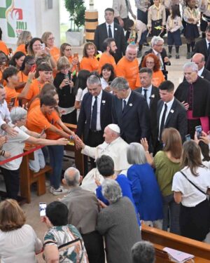 Luís Marvão Instagram - Orgulho é o que melhor descreve estas 4 fotografias 🧡 O Papa Francisco esteve ontem na igreja que o meu pai projectou e o meu pai pôde estar na sua presença! 🙏🏻🙏🏻🙏🏻 O Papa Francisco é para mim uma verdadeira inspiração, é um exemplo de Amor a todos, independentemente dos seus credos, de raças, de género, de orientação sexual. É puro no Amor e por isso uma pessoa tão importante na nossa sociedade! Está muito à frente da sua igreja que tantas falhas crucias tem e não tem medo de o dizer! 🫶🏻
De todos os locais com uma grande ação social e importantes para a comunidade, a Igreja de São Vicente de Paulo e a obra feita no bairro da Serafina foi o local escolhido e que benção que foi! Pai, tenho muito orgulho em ti, na tua obra e a felicidade que se vê na tua cara é a mesma com que fiquei quando vi esta fotografia! 🤍
Também deixo aqui o discurso do Papa neste dia para sermos próximos do próximo (tudo dito) 🙏🏻
#papa #papafrancisco #jmj #jmj2023