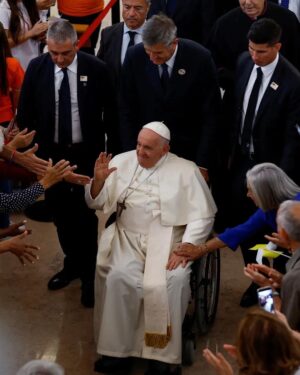 Luís Marvão Instagram - Orgulho é o que melhor descreve estas 4 fotografias 🧡 O Papa Francisco esteve ontem na igreja que o meu pai projectou e o meu pai pôde estar na sua presença! 🙏🏻🙏🏻🙏🏻 O Papa Francisco é para mim uma verdadeira inspiração, é um exemplo de Amor a todos, independentemente dos seus credos, de raças, de género, de orientação sexual. É puro no Amor e por isso uma pessoa tão importante na nossa sociedade! Está muito à frente da sua igreja que tantas falhas crucias tem e não tem medo de o dizer! 🫶🏻
De todos os locais com uma grande ação social e importantes para a comunidade, a Igreja de São Vicente de Paulo e a obra feita no bairro da Serafina foi o local escolhido e que benção que foi! Pai, tenho muito orgulho em ti, na tua obra e a felicidade que se vê na tua cara é a mesma com que fiquei quando vi esta fotografia! 🤍
Também deixo aqui o discurso do Papa neste dia para sermos próximos do próximo (tudo dito) 🙏🏻
#papa #papafrancisco #jmj #jmj2023