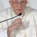 Luís Marvão Instagram - Orgulho é o que melhor descreve estas 4 fotografias 🧡 O Papa Francisco esteve ontem na igreja que o meu pai projectou e o meu pai pôde estar na sua presença! 🙏🏻🙏🏻🙏🏻 O Papa Francisco é para mim uma verdadeira inspiração, é um exemplo de Amor a todos, independentemente dos seus credos, de raças, de género, de orientação sexual. É puro no Amor e por isso uma pessoa tão importante na nossa sociedade! Está muito à frente da sua igreja que tantas falhas crucias tem e não tem medo de o dizer! 🫶🏻 De todos os locais com uma grande ação social e importantes para a comunidade, a Igreja de São Vicente de Paulo e a obra feita no bairro da Serafina foi o local escolhido e que benção que foi! Pai, tenho muito orgulho em ti, na tua obra e a felicidade que se vê na tua cara é a mesma com que fiquei quando vi esta fotografia! 🤍 Também deixo aqui o discurso do Papa neste dia para sermos próximos do próximo (tudo dito) 🙏🏻 #papa #papafrancisco #jmj #jmj2023