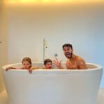 Luís Marvão Instagram - O pensamento que tem passado pela nossa cabeça é que é muito desafiante ficarmos com os dois 24/24h mas estamos a criar memórias em família e a tentar aproveitar ao máximo estas férias os quatro. Se temos gritos na piscina logo de manhã? Temos. Se temos birras porque cortamos o pão e eles queriam inteiro ou porque queriam os dois carregar no botão do elevador? Temos. Se dormem 3h à tarde e ficámos sem fazer nada a tarde toda? Oh sim! Masssssss estes tempos não voltam e somos gratos pelos filhos felizes e carismáticos que estamos a criar 🤍 A última foto retrata aqueles segundos que tens de respirar e pensar que ainda falta um mês 😂 e no que mais fazer para os entreter 😅 Algarve Race Resort