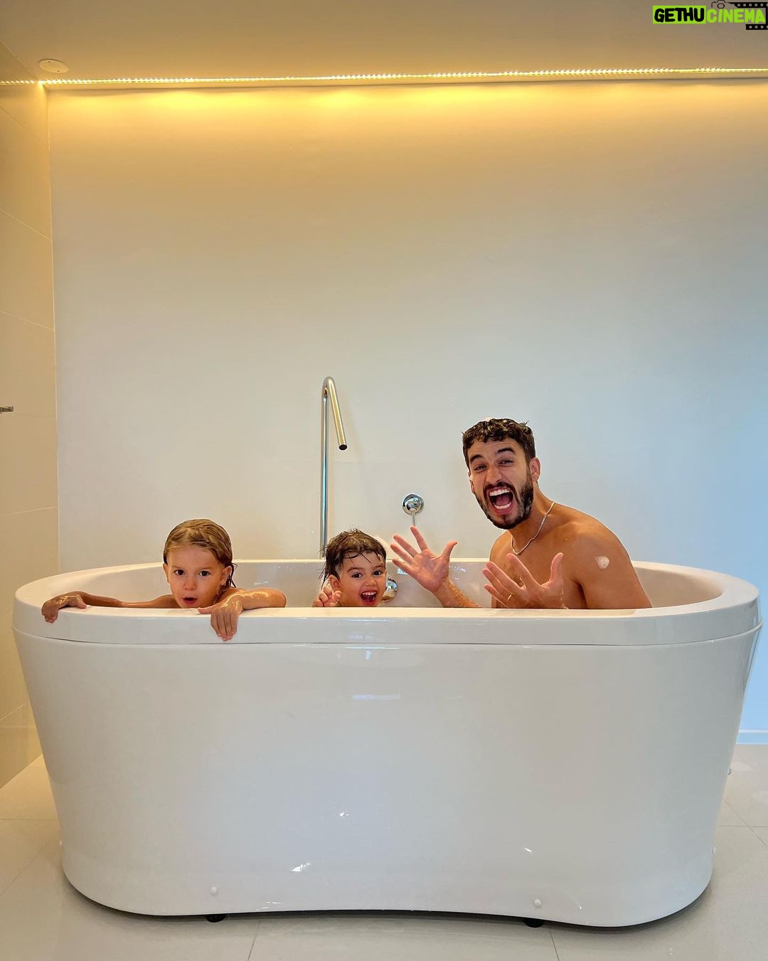 Luís Marvão Instagram - O pensamento que tem passado pela nossa cabeça é que é muito desafiante ficarmos com os dois 24/24h mas estamos a criar memórias em família e a tentar aproveitar ao máximo estas férias os quatro. Se temos gritos na piscina logo de manhã? Temos. Se temos birras porque cortamos o pão e eles queriam inteiro ou porque queriam os dois carregar no botão do elevador? Temos. Se dormem 3h à tarde e ficámos sem fazer nada a tarde toda? Oh sim! Masssssss estes tempos não voltam e somos gratos pelos filhos felizes e carismáticos que estamos a criar 🤍 A última foto retrata aqueles segundos que tens de respirar e pensar que ainda falta um mês 😂 e no que mais fazer para os entreter 😅 Algarve Race Resort