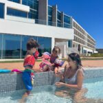 Luís Marvão Instagram - O pensamento que tem passado pela nossa cabeça é que é muito desafiante ficarmos com os dois 24/24h mas estamos a criar memórias em família e a tentar aproveitar ao máximo estas férias os quatro. Se temos gritos na piscina logo de manhã? Temos. Se temos birras porque cortamos o pão e eles queriam inteiro ou porque queriam os dois carregar no botão do elevador? Temos. Se dormem 3h à tarde e ficámos sem fazer nada a tarde toda? Oh sim! Masssssss estes tempos não voltam e somos gratos pelos filhos felizes e carismáticos que estamos a criar 🤍 A última foto retrata aqueles segundos que tens de respirar e pensar que ainda falta um mês 😂 e no que mais fazer para os entreter 😅 Algarve Race Resort