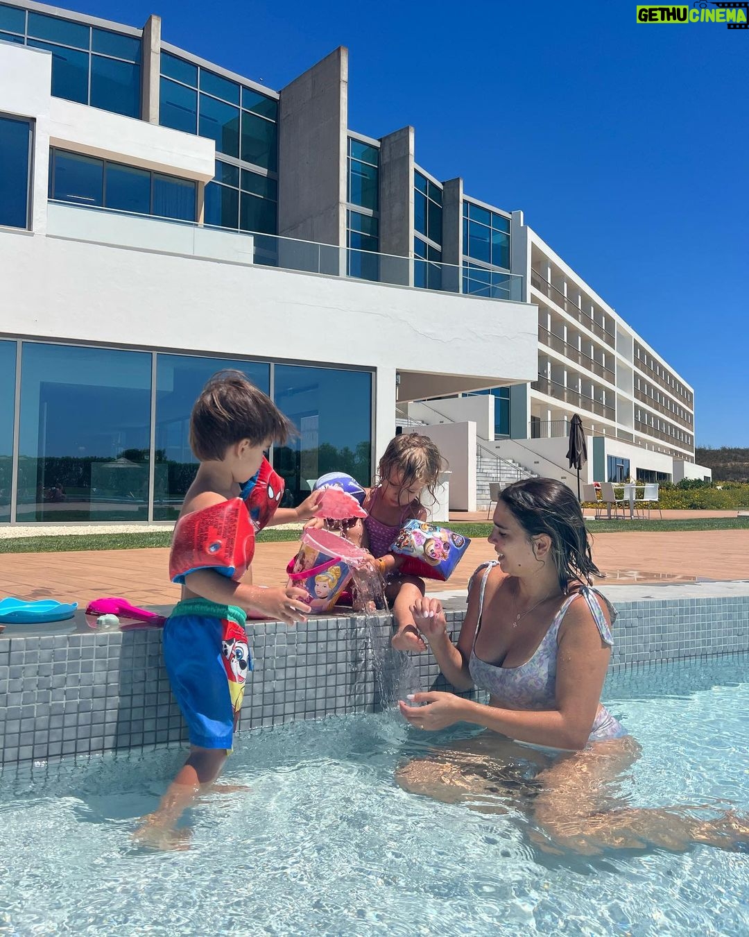 Luís Marvão Instagram - O pensamento que tem passado pela nossa cabeça é que é muito desafiante ficarmos com os dois 24/24h mas estamos a criar memórias em família e a tentar aproveitar ao máximo estas férias os quatro. Se temos gritos na piscina logo de manhã? Temos. Se temos birras porque cortamos o pão e eles queriam inteiro ou porque queriam os dois carregar no botão do elevador? Temos. Se dormem 3h à tarde e ficámos sem fazer nada a tarde toda? Oh sim! Masssssss estes tempos não voltam e somos gratos pelos filhos felizes e carismáticos que estamos a criar 🤍 A última foto retrata aqueles segundos que tens de respirar e pensar que ainda falta um mês 😂 e no que mais fazer para os entreter 😅 Algarve Race Resort