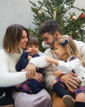 Luís Marvão Instagram - “Pinheirinho, Pinheirinho dos ramos verdinhos” foi a banda sonora dos nossos pequenos para este momento. 🌲🌲
O nosso Natal ganhou mais brilho e sentido quando eles nasceram. 😍
E não podíamos escolher outros fatinhos que não os da Chicco, já é tradição de família! 🫶🏻
#LiveItLoveIt #WeLoveChicco
📸 @margaridaespanha