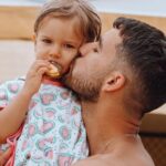 Luís Marvão Instagram - Se não for para estar de férias assim agarrado à minha Malu, nem me chamem 😍😍😍😍 Já a malu quer é chocolate 😂 📸 da nossa @brunarebelo__ph @_bruna_rebelo_ Férias!