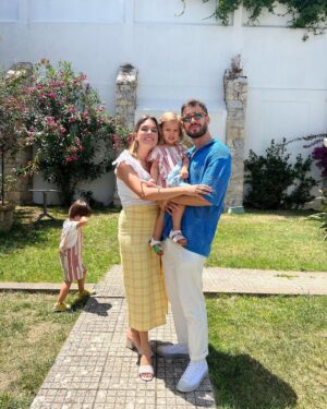 Luís Marvão Instagram - E…. nunca esquecer como tudo começou! Connosco 🤍 mas vá, a vida tem mais piada agora com a Malu a mostrar o batom que pôs até ao nariz e o Zema a fazer birra porque não queria tirar a foto 😂 ou porque queria água ou sumo ou dormir ou fazer xixi ou doce ou salgado… ou…
Pronto, já perceberam 🥳🥳
Massss nunca esquecer como tudo começou 🤍