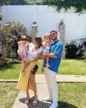 Luís Marvão Instagram - E…. nunca esquecer como tudo começou! Connosco 🤍 mas vá, a vida tem mais piada agora com a Malu a mostrar o batom que pôs até ao nariz e o Zema a fazer birra porque não queria tirar a foto 😂 ou porque queria água ou sumo ou dormir ou fazer xixi ou doce ou salgado… ou…
Pronto, já perceberam 🥳🥳
Massss nunca esquecer como tudo começou 🤍