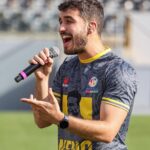 Luís Marvão Instagram – Dia 10 de Junho de 2023 será, de certeza, um dia que vou guardar para sempre na minha memória! 🧡 “Há gente que muda a vida da gente” e o Neno foi claramente uma dessas pessoas! Eu não o conheci pessoalmente mas acompanhei-o pela televisão e sempre transpareceu honestidade, empatia, amor e ser aquela pessoa com uma palavra amiga. 😍 Ontem falei com muita gente que contou as suas histórias com ele e foi maravilhoso conhecê-lo pelos olhos de quem o conheceu e perceber que era uma pessoa inacreditável para com toda a gente! Que honra poder ter estado no Estádio D. Afonso Henriques a apresentar este evento, a jogar e a cantar! 🙌🏻🙌🏻🙌🏻
Obrigado @projeto_apalavra pelo convite, obrigado @futebolsolidariopt por esta família solidária que temos e obrigado a toda a gente que esteve no estádio para celebrar o Neno! 🤍 Obrigado Neno
P.S. Não sei se foi coincidência ou não mas no mesmo dia o Zema disse-me pela primeira vez: “Pai, és o melhor Pai do mundo!” 🙏🏻🙏🏻🙏🏻🙏🏻
@filipegoncalves_oficial é sempre incrível cantar ao teu lado 👬
#neno #legadodoneno #quehonra