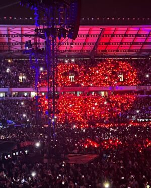 Luís Marvão Instagram - Coimbra was the top of the World tonight! 🌍 Foi isso que os coldplay nos fizeram sentir, numa comunhão de amor, de energia, de empatia, de inspiração. Saímos do estádio com vontade de mudar o mundo e de acreditar verdadeiramente no Amor, a força mais forte do mundo! Eu trouxe o meu Amor que faz tudo valer mais, faz tudo vibrar mais, faz tudo sentir e fazer sentido! Coldplay obrigado por serem tudo isto e serem assim! Chris Martin tu és um ser humano incrível que cativa a cada palavra, a cada gesto porque és só Amor e sem esforço! És, ponto final! 🧡💗💙💚💛💜
Obrigado @heinekenpt por este momento mesmo!!!