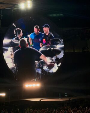 Luís Marvão Instagram - Coimbra was the top of the World tonight! 🌍 Foi isso que os coldplay nos fizeram sentir, numa comunhão de amor, de energia, de empatia, de inspiração. Saímos do estádio com vontade de mudar o mundo e de acreditar verdadeiramente no Amor, a força mais forte do mundo! Eu trouxe o meu Amor que faz tudo valer mais, faz tudo vibrar mais, faz tudo sentir e fazer sentido! Coldplay obrigado por serem tudo isto e serem assim! Chris Martin tu és um ser humano incrível que cativa a cada palavra, a cada gesto porque és só Amor e sem esforço! És, ponto final! 🧡💗💙💚💛💜
Obrigado @heinekenpt por este momento mesmo!!!