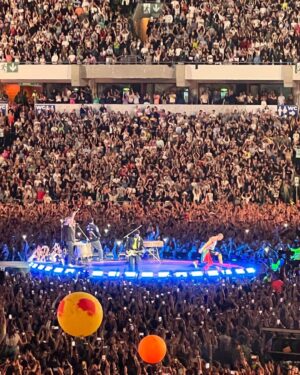 Luís Marvão Instagram - Coimbra was the top of the World tonight! 🌍 Foi isso que os coldplay nos fizeram sentir, numa comunhão de amor, de energia, de empatia, de inspiração. Saímos do estádio com vontade de mudar o mundo e de acreditar verdadeiramente no Amor, a força mais forte do mundo! Eu trouxe o meu Amor que faz tudo valer mais, faz tudo vibrar mais, faz tudo sentir e fazer sentido! Coldplay obrigado por serem tudo isto e serem assim! Chris Martin tu és um ser humano incrível que cativa a cada palavra, a cada gesto porque és só Amor e sem esforço! És, ponto final! 🧡💗💙💚💛💜
Obrigado @heinekenpt por este momento mesmo!!!