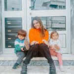 Luís Marvão Instagram – Quando te conheci, senti que tinha conhecido a maior força da natureza: uma pessoa capaz de mover montanhas em nome do Amor! Uma combinação de delicadeza, palavras amigas no momento certo, garra, vulnerabilidade e um carinho imenso! Com o tempo, fui te sonhando enquanto Mãe e já eras tão incrível! Quando tivemos a benção de sermos pais, tudo o que sonhei realizou-se e ainda mais! Passaste a ser tudo isso e tornaste-te uma super-heroína! É, é isso que tu és! 🦸‍♀️ És a pessoa que indica o caminho sem medos e que enfrenta tudo o que for necessário pela nossa família e eu só te quero agradecer por tudo o que és, por tudo o que tens feito e por me inspirares todos os dias, mesmo nos dias mais difíceis em que estes 2 piratas não param um segundo e nos deixam de rastos! Te Amo mais que tudo e és, sem dúvida, a melhor Mãe do Mundo! És a definição da palavra meu Amor e a sorte é nossa! 🧡🧡🧡🧡🍀🍀🍀🍀 Mãe é Mãe