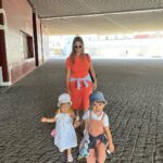 Luís Marvão Instagram – Quando te conheci, senti que tinha conhecido a maior força da natureza: uma pessoa capaz de mover montanhas em nome do Amor! Uma combinação de delicadeza, palavras amigas no momento certo, garra, vulnerabilidade e um carinho imenso! Com o tempo, fui te sonhando enquanto Mãe e já eras tão incrível! Quando tivemos a benção de sermos pais, tudo o que sonhei realizou-se e ainda mais! Passaste a ser tudo isso e tornaste-te uma super-heroína! É, é isso que tu és! 🦸‍♀️ És a pessoa que indica o caminho sem medos e que enfrenta tudo o que for necessário pela nossa família e eu só te quero agradecer por tudo o que és, por tudo o que tens feito e por me inspirares todos os dias, mesmo nos dias mais difíceis em que estes 2 piratas não param um segundo e nos deixam de rastos! Te Amo mais que tudo e és, sem dúvida, a melhor Mãe do Mundo! És a definição da palavra meu Amor e a sorte é nossa! 🧡🧡🧡🧡🍀🍀🍀🍀 Mãe é Mãe