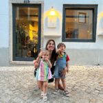 Luís Marvão Instagram – Quando te conheci, senti que tinha conhecido a maior força da natureza: uma pessoa capaz de mover montanhas em nome do Amor! Uma combinação de delicadeza, palavras amigas no momento certo, garra, vulnerabilidade e um carinho imenso! Com o tempo, fui te sonhando enquanto Mãe e já eras tão incrível! Quando tivemos a benção de sermos pais, tudo o que sonhei realizou-se e ainda mais! Passaste a ser tudo isso e tornaste-te uma super-heroína! É, é isso que tu és! 🦸♀️ És a pessoa que indica o caminho sem medos e que enfrenta tudo o que for necessário pela nossa família e eu só te quero agradecer por tudo o que és, por tudo o que tens feito e por me inspirares todos os dias, mesmo nos dias mais difíceis em que estes 2 piratas não param um segundo e nos deixam de rastos! Te Amo mais que tudo e és, sem dúvida, a melhor Mãe do Mundo! És a definição da palavra meu Amor e a sorte é nossa! 🧡🧡🧡🧡🍀🍀🍀🍀 Mãe é Mãe