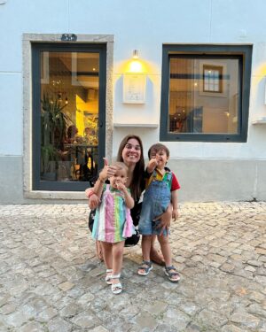 Luís Marvão Instagram - Quando te conheci, senti que tinha conhecido a maior força da natureza: uma pessoa capaz de mover montanhas em nome do Amor! Uma combinação de delicadeza, palavras amigas no momento certo, garra, vulnerabilidade e um carinho imenso! Com o tempo, fui te sonhando enquanto Mãe e já eras tão incrível! Quando tivemos a benção de sermos pais, tudo o que sonhei realizou-se e ainda mais! Passaste a ser tudo isso e tornaste-te uma super-heroína! É, é isso que tu és! 🦸‍♀️ És a pessoa que indica o caminho sem medos e que enfrenta tudo o que for necessário pela nossa família e eu só te quero agradecer por tudo o que és, por tudo o que tens feito e por me inspirares todos os dias, mesmo nos dias mais difíceis em que estes 2 piratas não param um segundo e nos deixam de rastos! Te Amo mais que tudo e és, sem dúvida, a melhor Mãe do Mundo! És a definição da palavra meu Amor e a sorte é nossa! 🧡🧡🧡🧡🍀🍀🍀🍀