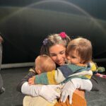 Luís Marvão Instagram – Quando te conheci, senti que tinha conhecido a maior força da natureza: uma pessoa capaz de mover montanhas em nome do Amor! Uma combinação de delicadeza, palavras amigas no momento certo, garra, vulnerabilidade e um carinho imenso! Com o tempo, fui te sonhando enquanto Mãe e já eras tão incrível! Quando tivemos a benção de sermos pais, tudo o que sonhei realizou-se e ainda mais! Passaste a ser tudo isso e tornaste-te uma super-heroína! É, é isso que tu és! 🦸♀️ És a pessoa que indica o caminho sem medos e que enfrenta tudo o que for necessário pela nossa família e eu só te quero agradecer por tudo o que és, por tudo o que tens feito e por me inspirares todos os dias, mesmo nos dias mais difíceis em que estes 2 piratas não param um segundo e nos deixam de rastos! Te Amo mais que tudo e és, sem dúvida, a melhor Mãe do Mundo! És a definição da palavra meu Amor e a sorte é nossa! 🧡🧡🧡🧡🍀🍀🍀🍀 Mãe é Mãe