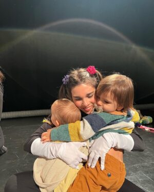 Luís Marvão Instagram - Quando te conheci, senti que tinha conhecido a maior força da natureza: uma pessoa capaz de mover montanhas em nome do Amor! Uma combinação de delicadeza, palavras amigas no momento certo, garra, vulnerabilidade e um carinho imenso! Com o tempo, fui te sonhando enquanto Mãe e já eras tão incrível! Quando tivemos a benção de sermos pais, tudo o que sonhei realizou-se e ainda mais! Passaste a ser tudo isso e tornaste-te uma super-heroína! É, é isso que tu és! 🦸‍♀️ És a pessoa que indica o caminho sem medos e que enfrenta tudo o que for necessário pela nossa família e eu só te quero agradecer por tudo o que és, por tudo o que tens feito e por me inspirares todos os dias, mesmo nos dias mais difíceis em que estes 2 piratas não param um segundo e nos deixam de rastos! Te Amo mais que tudo e és, sem dúvida, a melhor Mãe do Mundo! És a definição da palavra meu Amor e a sorte é nossa! 🧡🧡🧡🧡🍀🍀🍀🍀