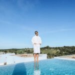Luís Marvão Instagram - Sermos pais de duas crianças de 3 e 2 anos e andarmos no meio da rotina frenética faz com que nos percamos muitas vezes entre tarefas e o stress nos atravesse os dias. Encontrámos o hotel perfeito para o descanso dos guerreiros aka pais. O @sleepandnature foi pensado pela Prof. Teresa Paiva, especialista em Neurologia e Neurofisiologia e tudo foi pensado para que possamos reencontrar, naturalmente e em harmonia com a natureza, o bem-estar absoluto que um sono revigorante pede. Há menu de almofadas e as cortinas do quarto têm um íman que impede a mais atrevida passagem de luz. Lá fora, só ouvimos os passarinhos e os nossos olhos surpreendem-se pela mestria da paisagem alentejana que perdemos de vista. 🧡 Sleep and Nature