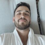 Luís Marvão Instagram - Sermos pais de duas crianças de 3 e 2 anos e andarmos no meio da rotina frenética faz com que nos percamos muitas vezes entre tarefas e o stress nos atravesse os dias. Encontrámos o hotel perfeito para o descanso dos guerreiros aka pais. O @sleepandnature foi pensado pela Prof. Teresa Paiva, especialista em Neurologia e Neurofisiologia e tudo foi pensado para que possamos reencontrar, naturalmente e em harmonia com a natureza, o bem-estar absoluto que um sono revigorante pede. Há menu de almofadas e as cortinas do quarto têm um íman que impede a mais atrevida passagem de luz. Lá fora, só ouvimos os passarinhos e os nossos olhos surpreendem-se pela mestria da paisagem alentejana que perdemos de vista. 🧡 Sleep and Nature
