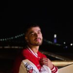 Luís Marvão Instagram - Chegou a altura de revelar o primeiro capítulo da nossa história de Amor “Para Sempre” e o último single a sair! 🫶🏻 “Perto de Mim” chega hoje à meia-noite às plataformas digitais para todos os apaixonados e para lembrar aqueles primeiros momentos em que conheceste a tua pessoa! 😍 É só 🔥🔥🔥🔥, não é? Então aqui tens! Identifica aquela pessoa que te põe on fire e que só queres perto de ti!!!! ⬇️⬇️⬇️⬇️ Obrigado @aryrafeiro @ducedbyzoo pelo apoio e pelo caminho até agora, obrigado @maninhofficial por teres sempre a guitarra mais perfeita do mundo! ✨ Obrigado @altafonte_portugal por colocarem mais esta canção no mundo e @moradamusic__ pela comunicação 🙏🏻 🧥 épico da @guess @showpress.pressoffice #musica #pertodemim #novosingle