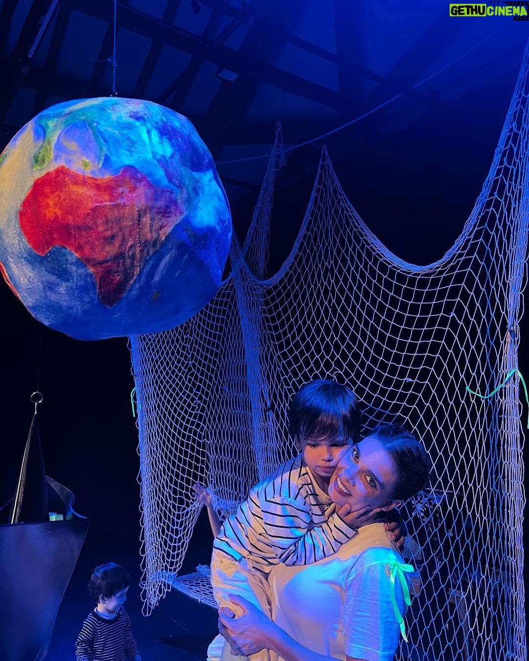 Luís Marvão Instagram - Sabem aquele orgulho tão grande que nos transborda? É o que eu, o Zema e a Malu sentimos pela nossa @mafalda_rodrigues !😍😍😍 Hoje estreou mais um espectáculo para bebés que se chama “FaDóSol” sobre um dos nossos maiores patrimónios culturais, o Fado! E o Fado faz parte da história da Mafalda. Cantou-o durante toda a adolescência e vê-la hoje a cantá-lo deixou-me de lágrimas nos olhos, porque muitas vezes afastamo-nos de coisas que amamos e nem nos lembramos a razão disso acontecer. Amor, tu e o Fado pertencem-se e que bom que é ver-te a assumir isso! O Zema só dizia “este espectáculo é tão bonito”! Te Amo! Te amamos e temos muito muito orgulho em ti! 🧡🧡🧡🧡 Pais e filhos, vão ver este espectáculo da @sandra.j.o.s.e na @luacheiateatro_oficial porque está simplesmente lindo e que nos lembra o que nos torna diferente de todos os outros povos do mundo! Lua Cheia - Teatro para todos